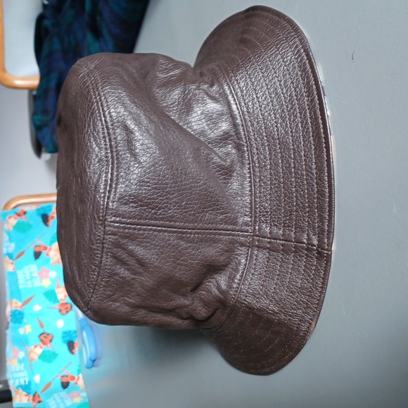 Authentic reversible Burberry leather and check unisex bucket hat - Picture 2 of 4